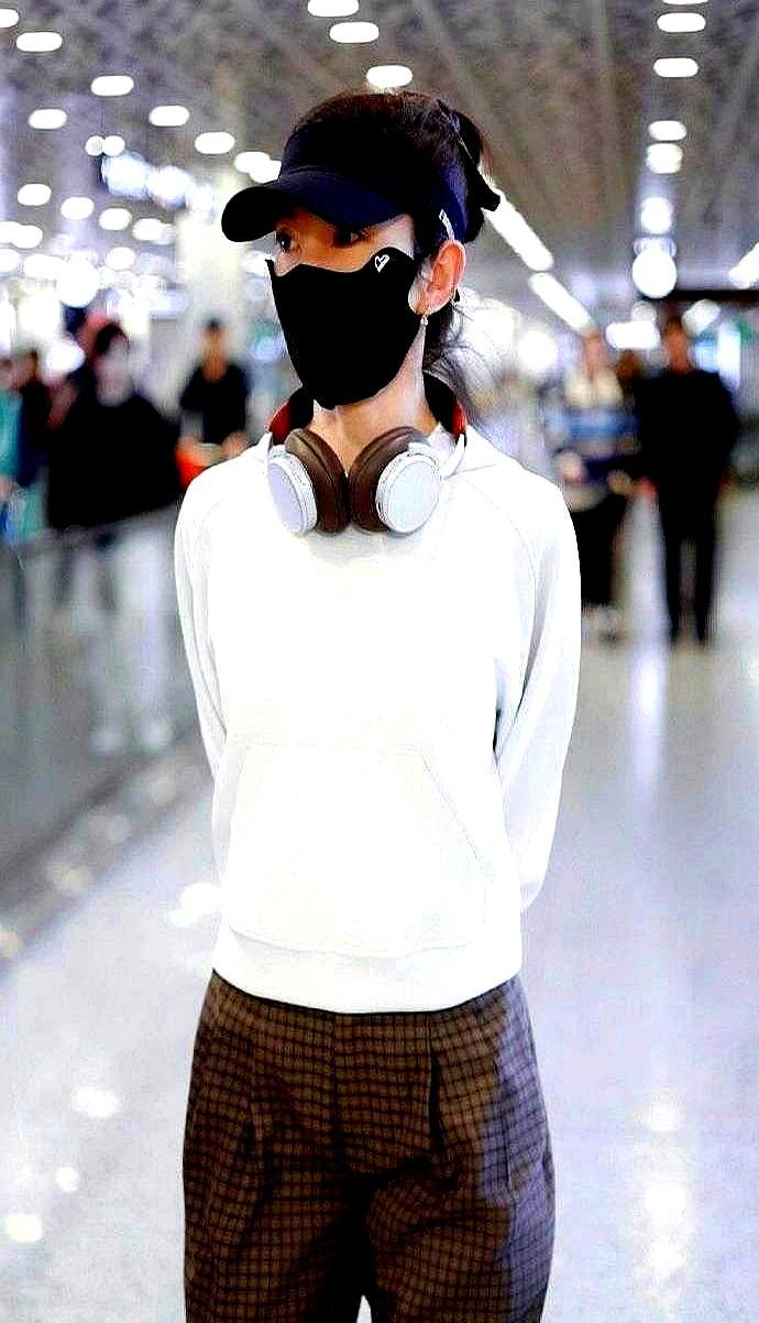 53岁李冰冰机场生图流出，像换了个人。
 
她把白T塞进格纹裤里，腰线勒得比耳机