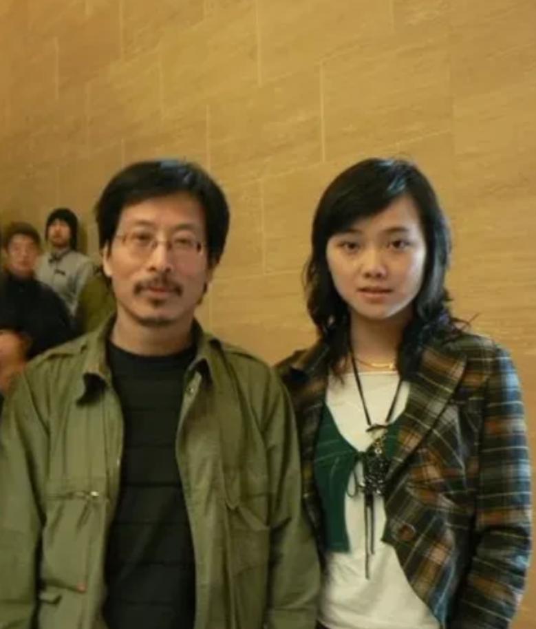 [中国赞]2015年，罗敏跟画家冷军离婚了。朋友问她：“你老公有钱有名，也没啥不