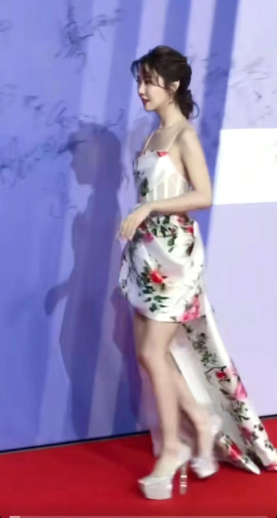 香港“最后”一个天后，被拍到和黑人出入酒店，如今43岁孤身一人。
薛凯琪从出道就