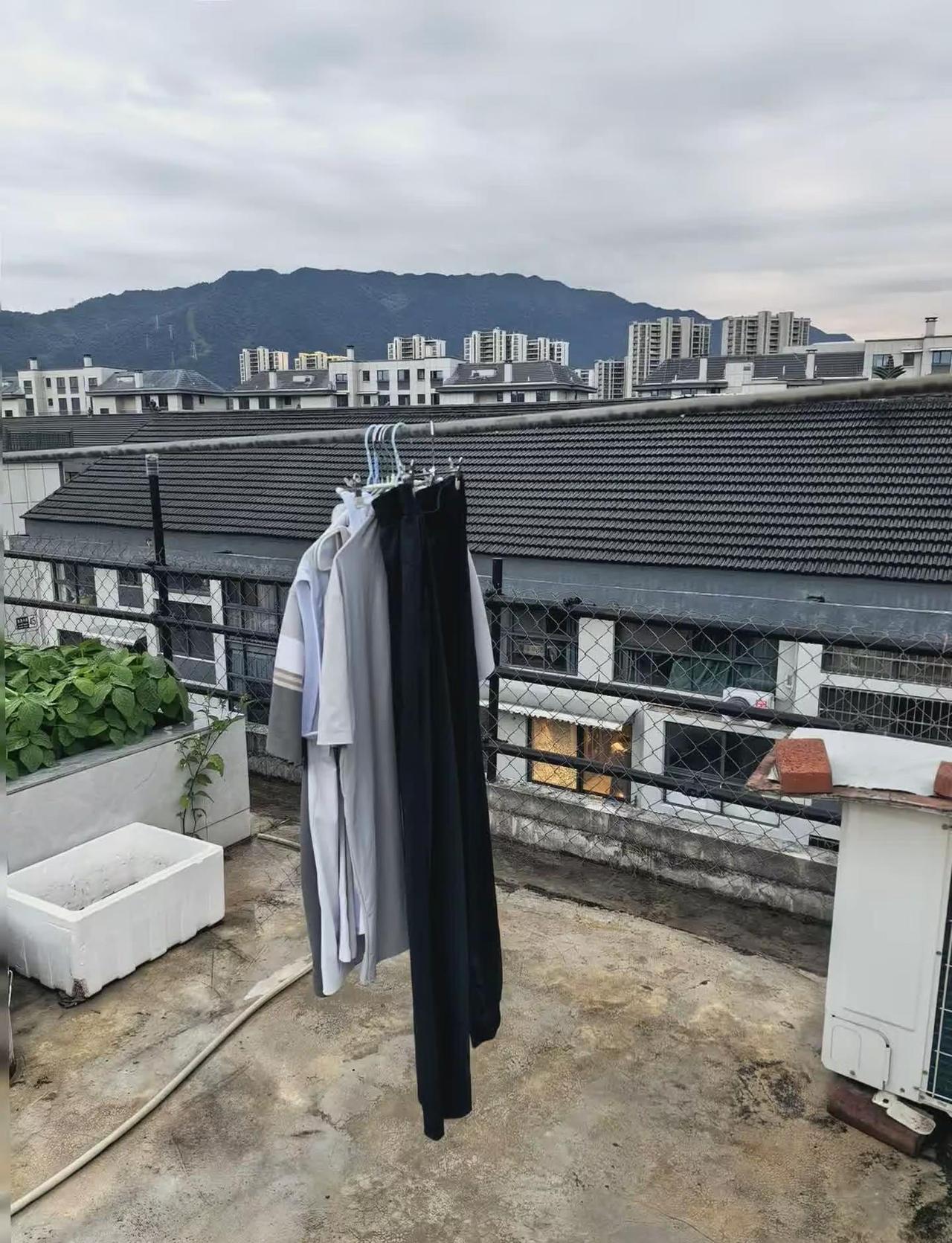 南方的天气真的会惩罚每一个不看天气预报的人，中午天气很晴朗，把衣服挂在了露台，结