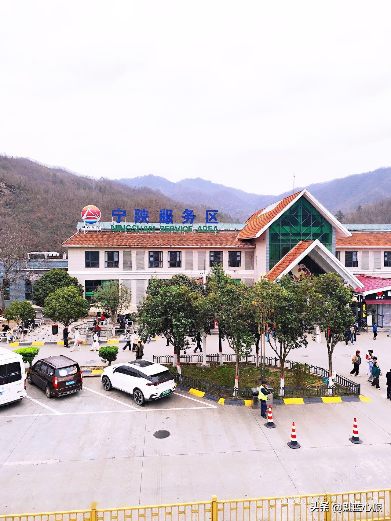 经常出去玩要上高速，我有一个癖好，就是喜欢对稍事停留的服务区，打卡拍照，反正也是