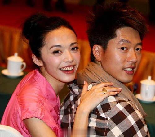 姚晨凌潇肃离婚两个月后，手握一份“不平等条约”，转身就和摄影师曹郁办了婚礼。婚后