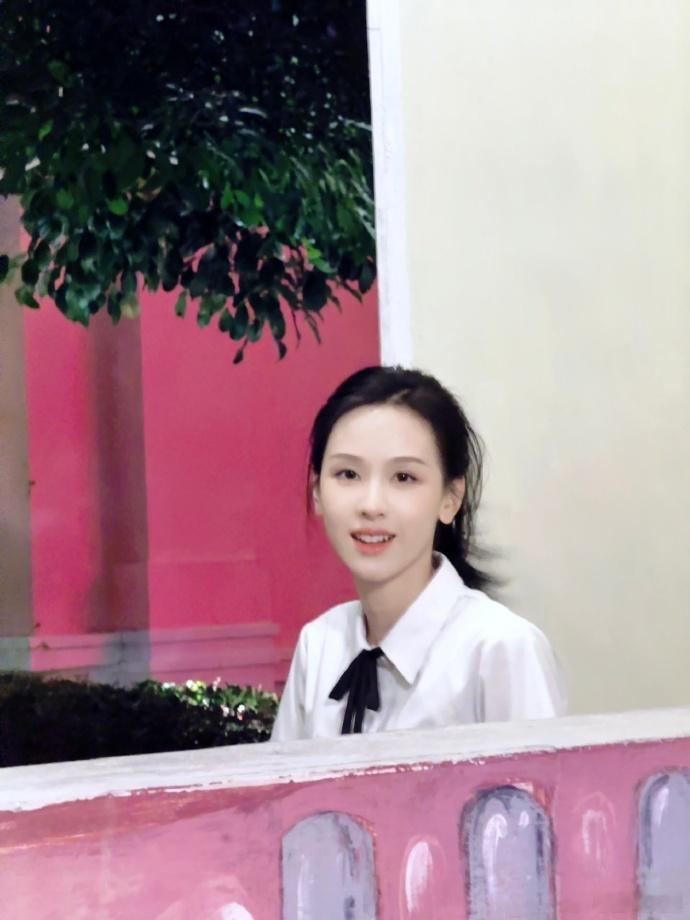 陈都灵校服版  陈都灵偷偷拍系列的开朗庄寒雁 陈都灵这波校服版 “偷偷拍” 操作