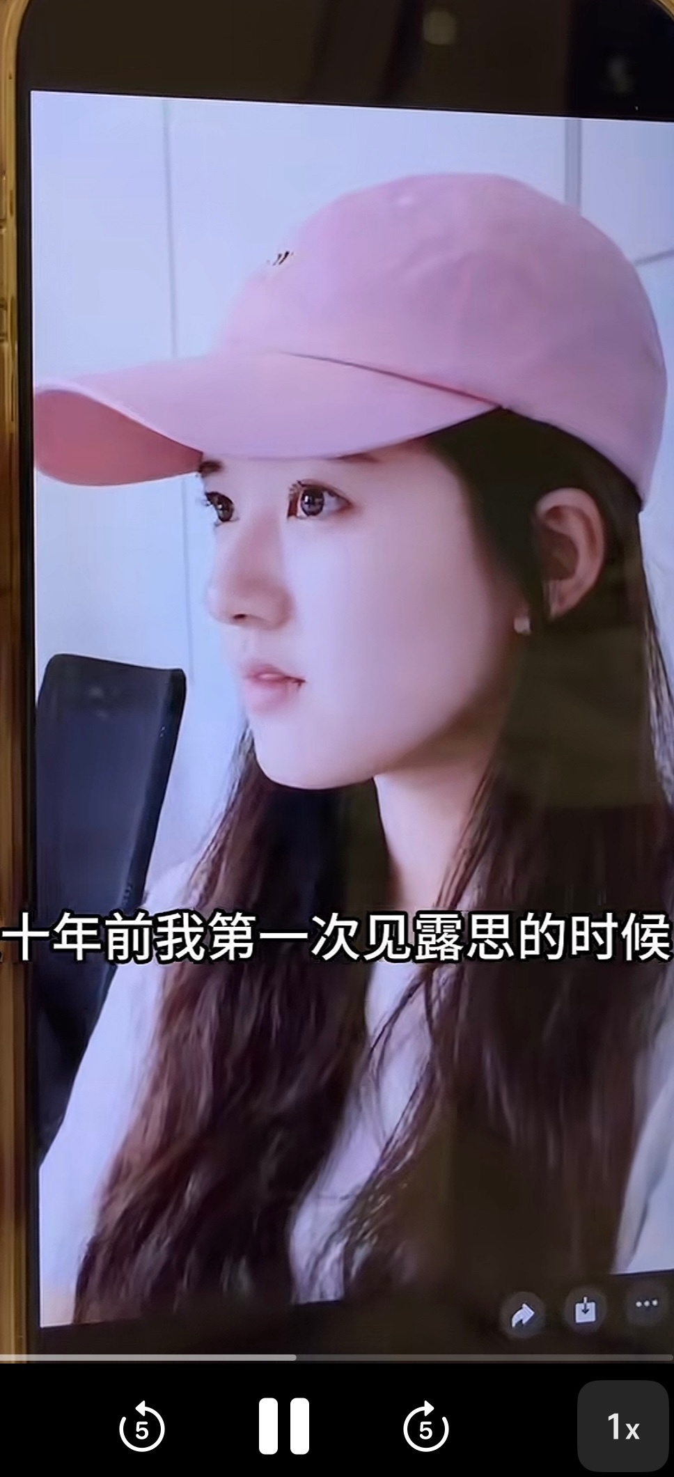 手臂肉嘟嘟的 脸也肉嘟嘟的签约的时候完全还是个孩子宝宝小乖乖 