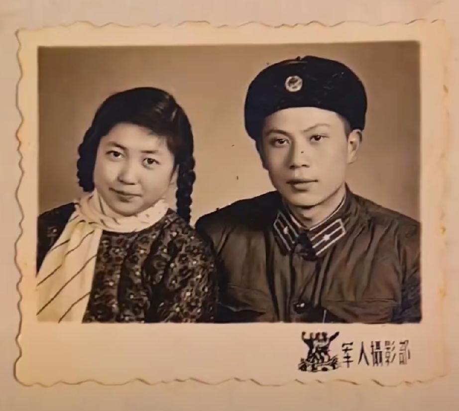 五十年代军人结婚照，朴素浪漫

来源：红色经典