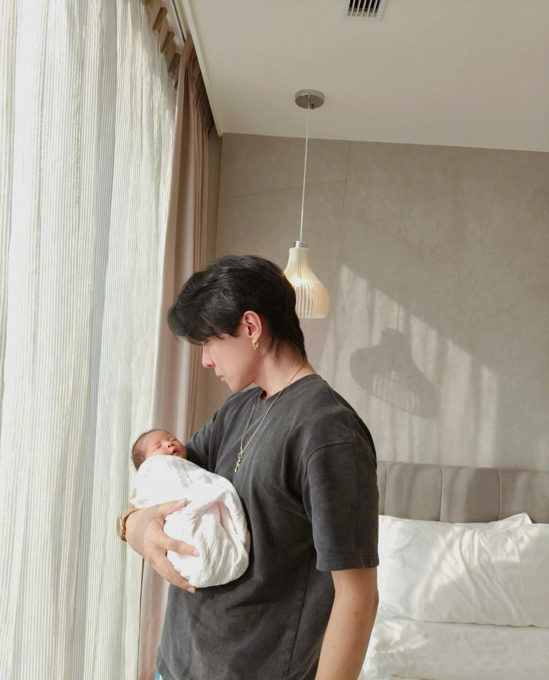 唐禹哲的女儿出生后，再次当上奶爸的他对照顾孩子早已轻车熟路，单手抱娃也显得十分从