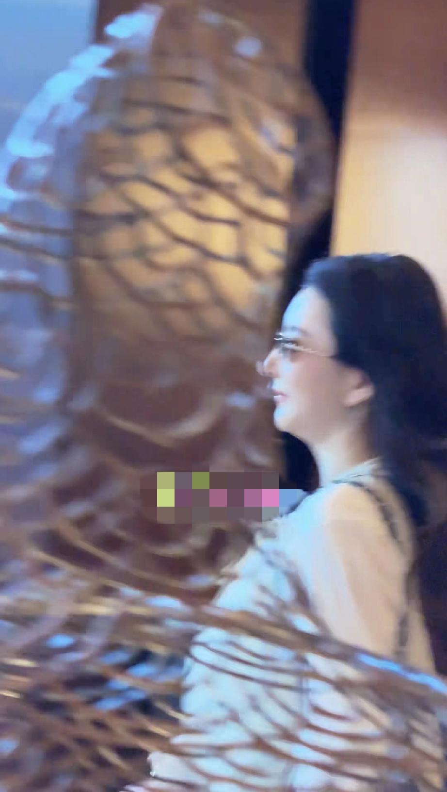 方媛复出录综艺拍广告，又胖又老，开美颜也挡不住颈纹!

3月18日，方媛现身机场