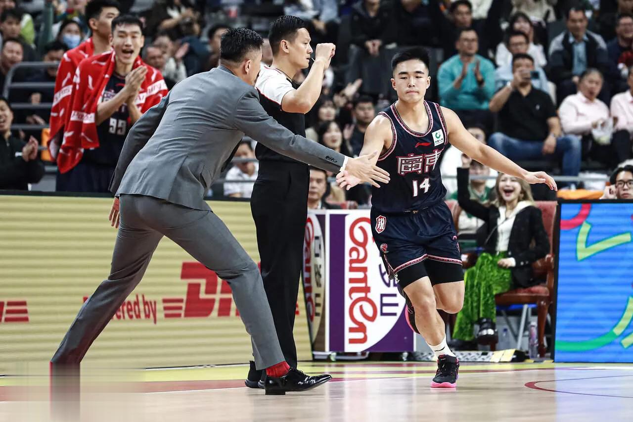 广东宏远男篮战胜北京男篮，这两点是球队获胜的关键

1、两名外援表现出色
第三节