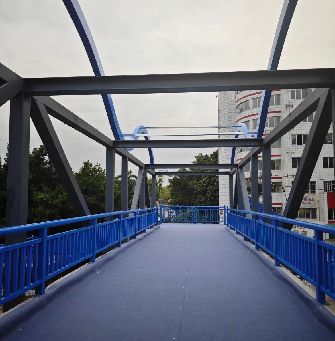 【玉林教育东路人行天桥开放通行】11月7日，有网友称：玉林教育东路人行天桥已经是