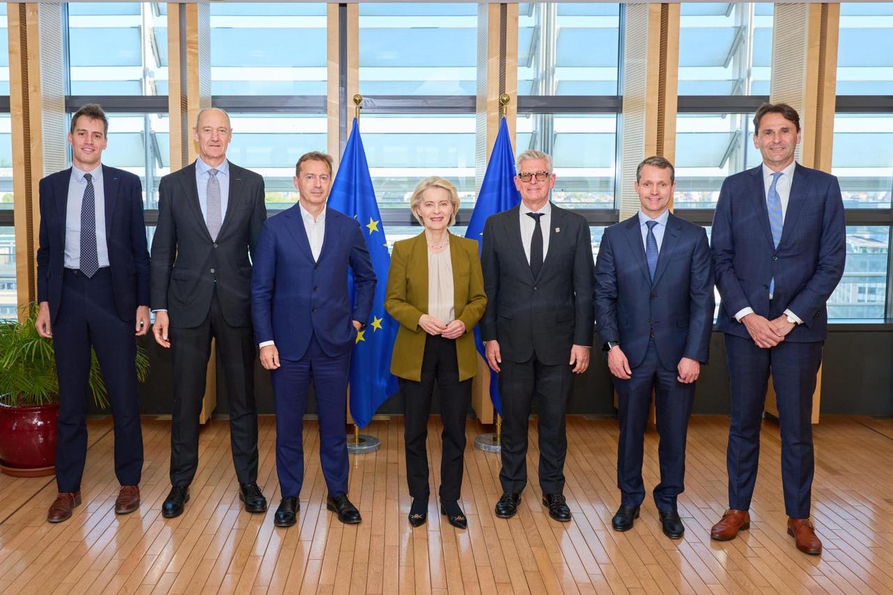 欧盟主席：
今天，我与领先的首席执行官们讨论了扩大欧洲在人工智能技术栈中的作用。