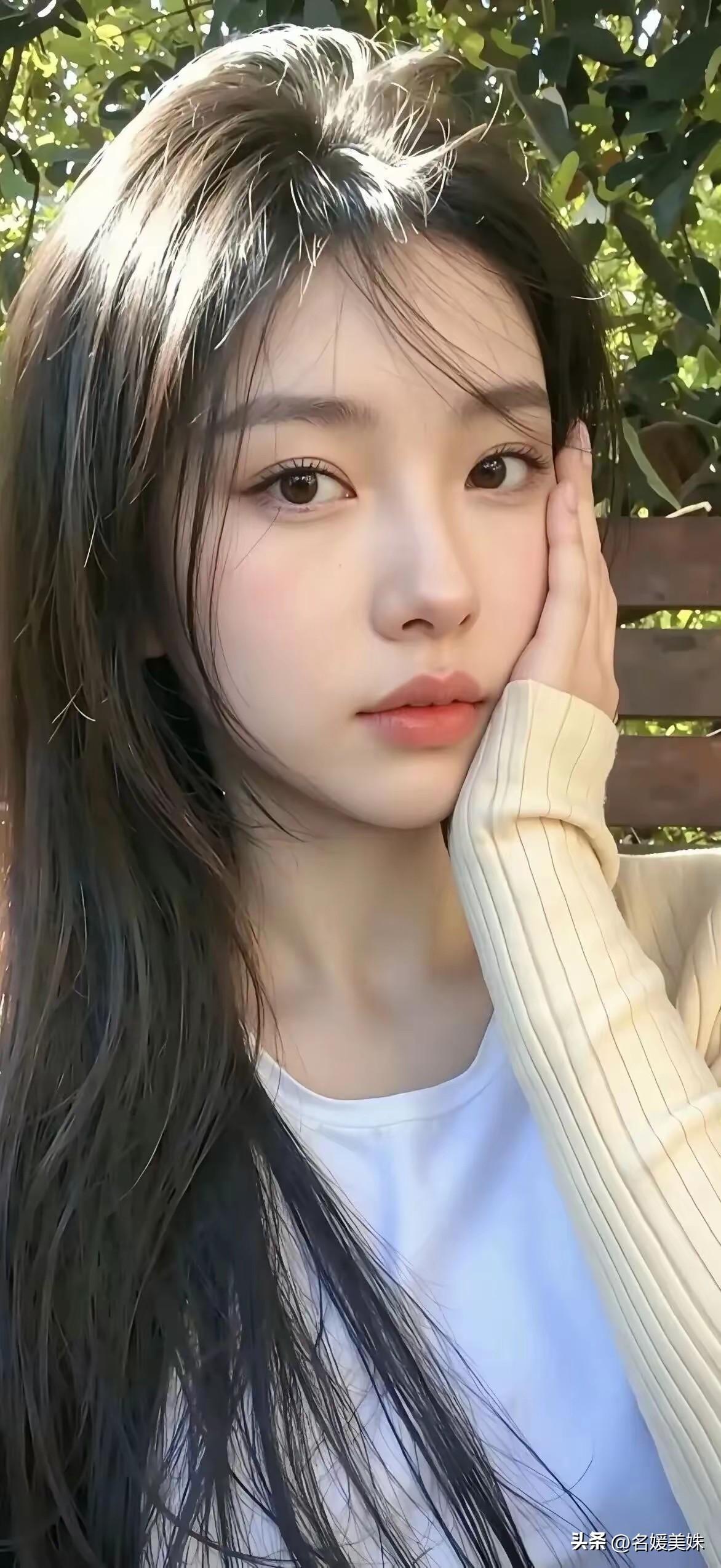 人经常犯的两个错误：
一是看着别人活，
二是活给别人看。