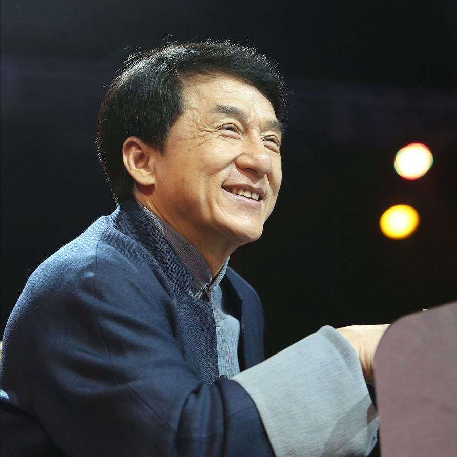 歌手，周华健说，开演唱会，我们最怕成龙知道，他太闹腾了，我们都把握不住，控制不了