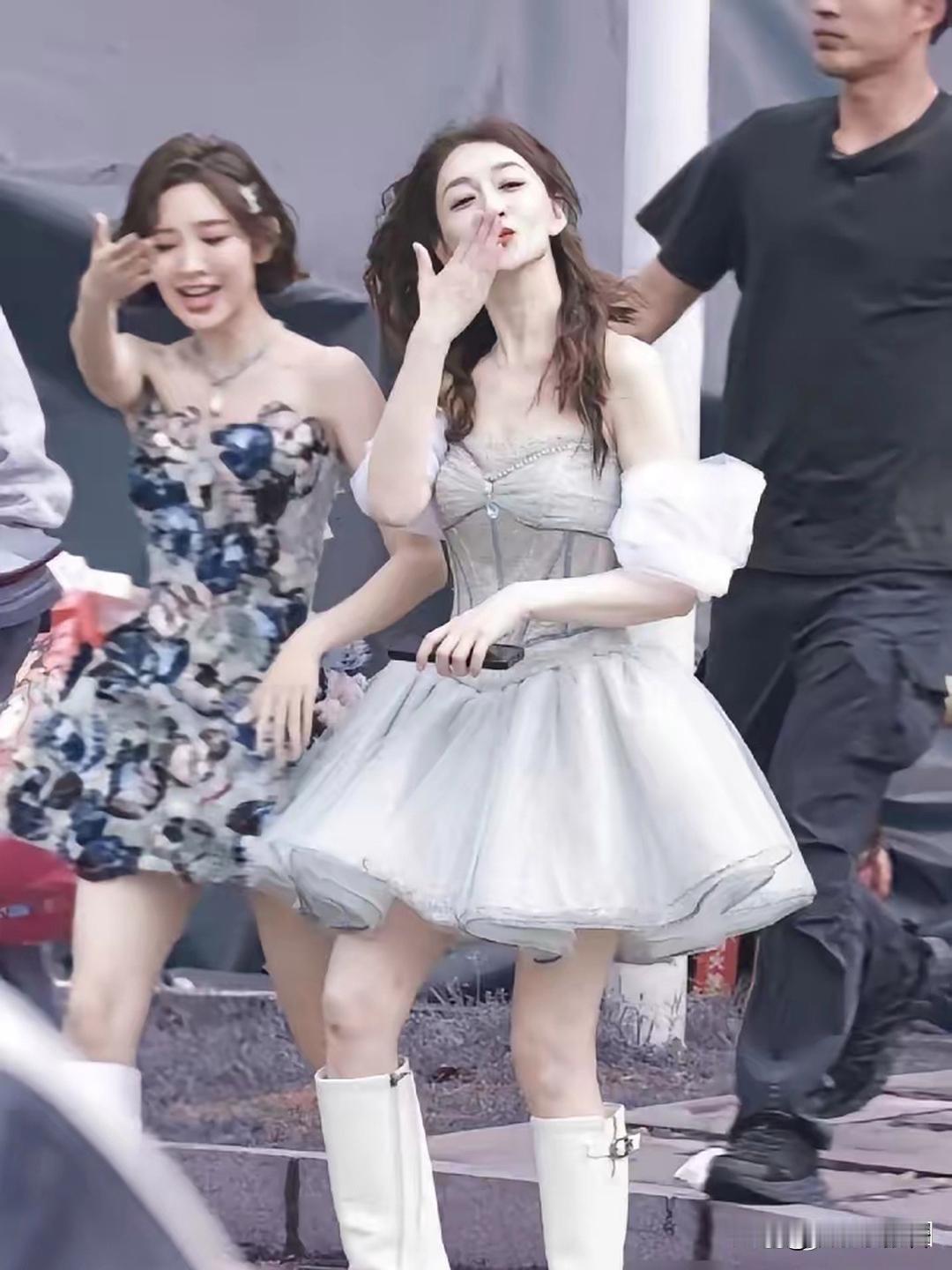 我现在严重怀疑，李小冉她老公后悔让她上浪姐了。本来是自家珍藏的宝贝，这一下全国人