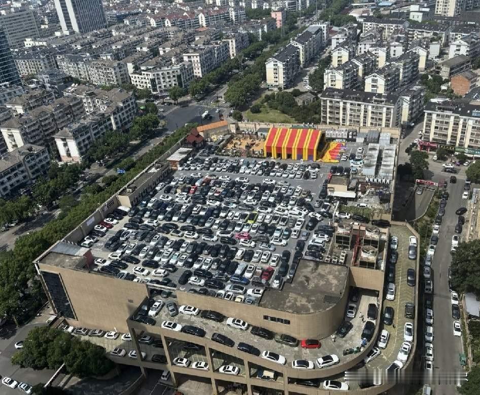 为了应对台风巴威，很多聪明的车主都已经提前将车辆停到了楼顶停车场，而这么做的好处