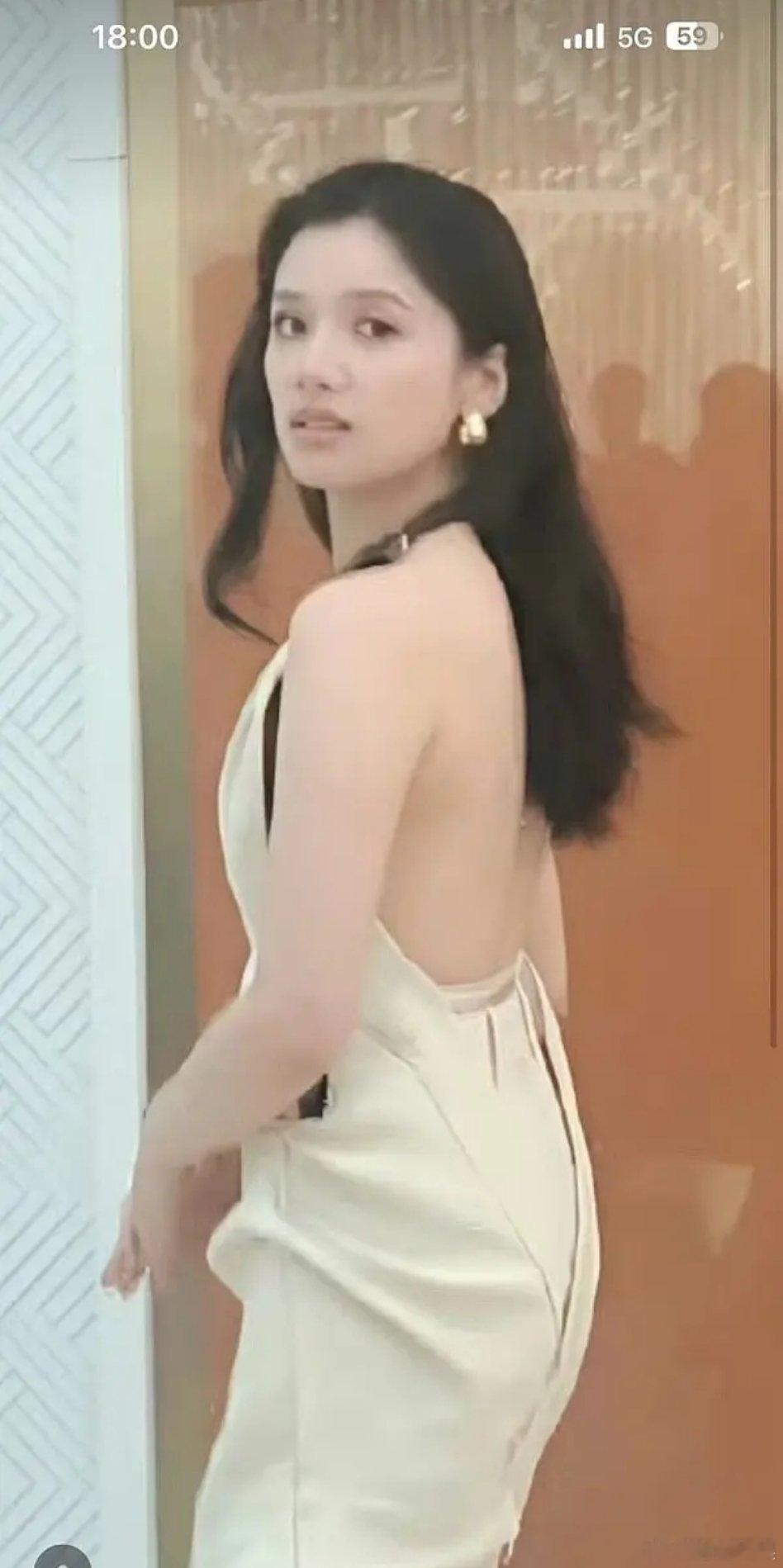 感觉张婧仪出道以来总是模仿周也 