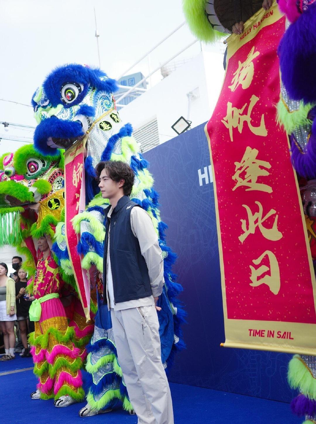 盘靓条顺大长腿，穿搭清爽气质高；侃侃而谈专业范，实力巨星人称赞～ 两个字：靓仔！