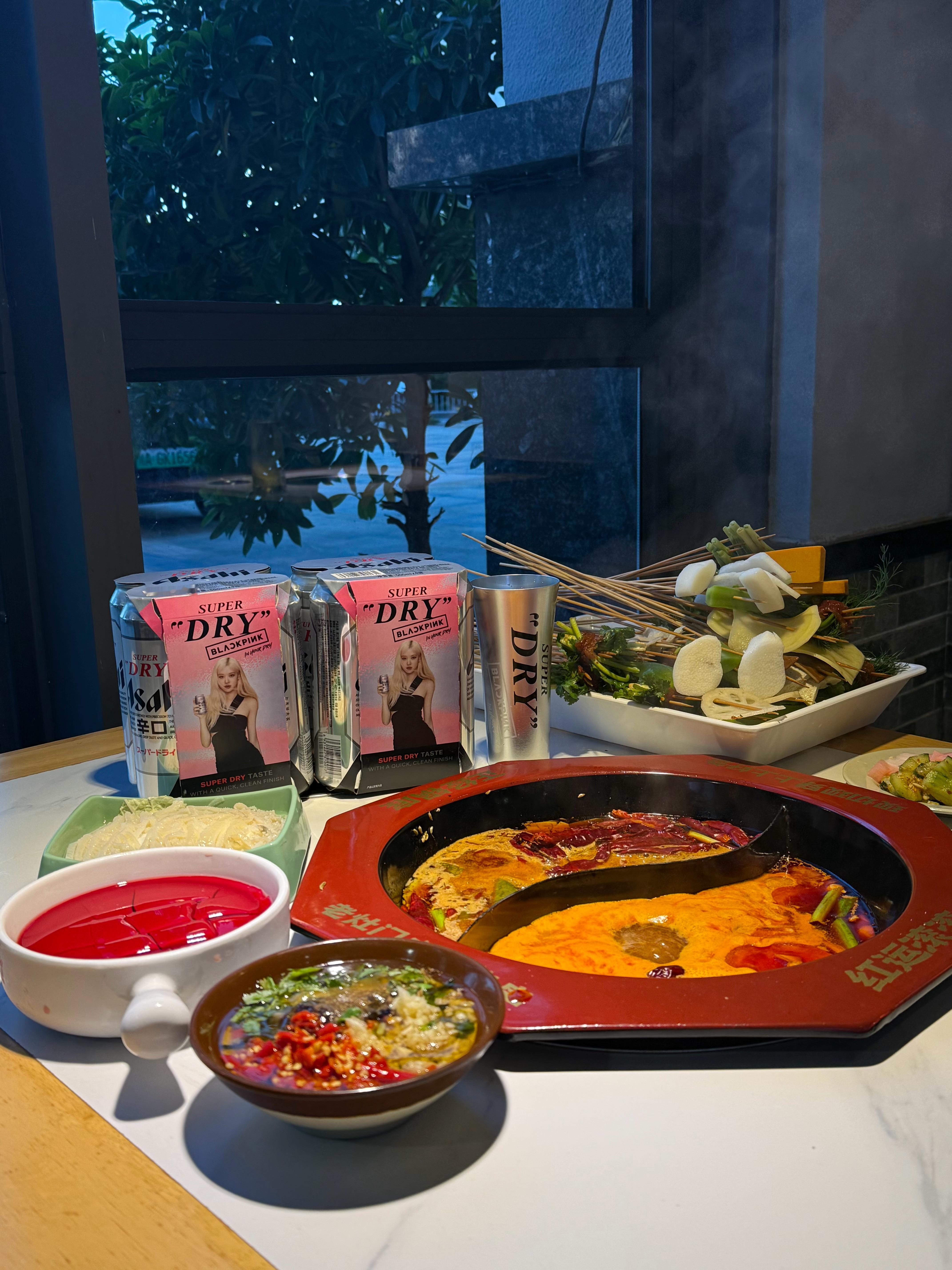 哇哦~也是和朋友约上了秋天的第一顿串串火锅啦“感觉东西被串起来变得更加好吃了诶～