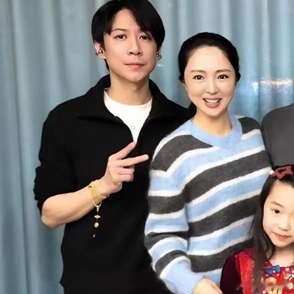 张维伊关评疑被吐槽戳痛 张维伊这波怕是真后悔上《姐姐当家》了！本想秀恩爱涨粉，结