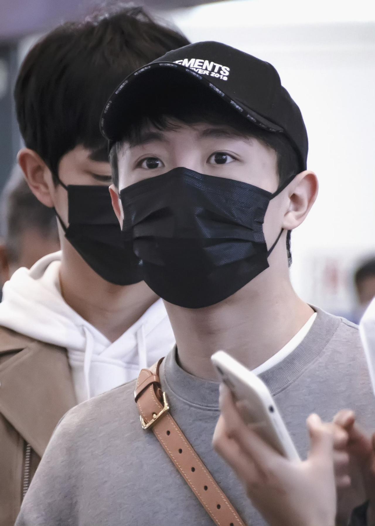 这是他以前的经纪人吗？
从以前的发文看，还是挺护着🐟的，
唉，到底是哪个环节出