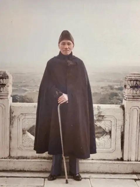 1946年夏，国民党整编第74师参加内战前，蒋介石特地微服私访该部。由于轻易就进