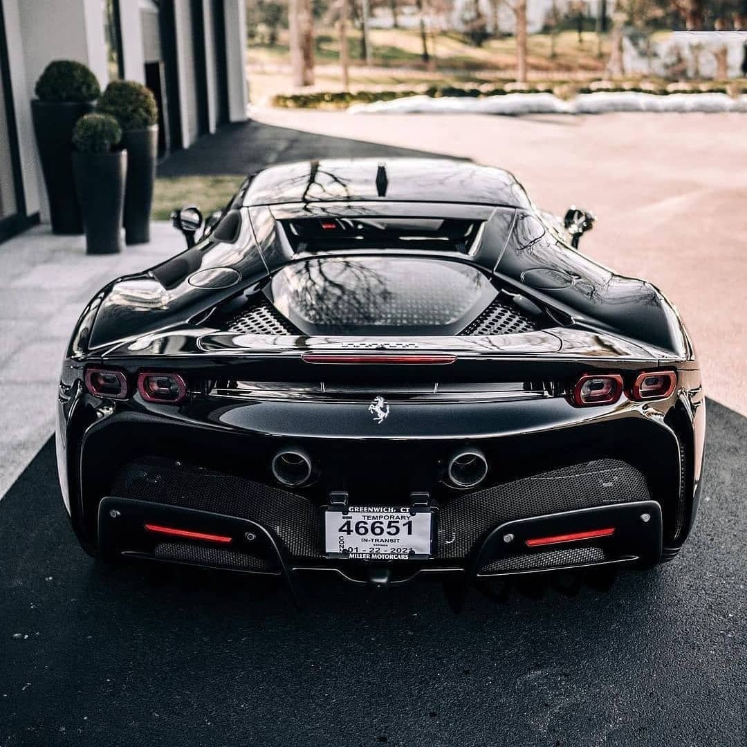 黑色法拉利Ferrari SF90。 