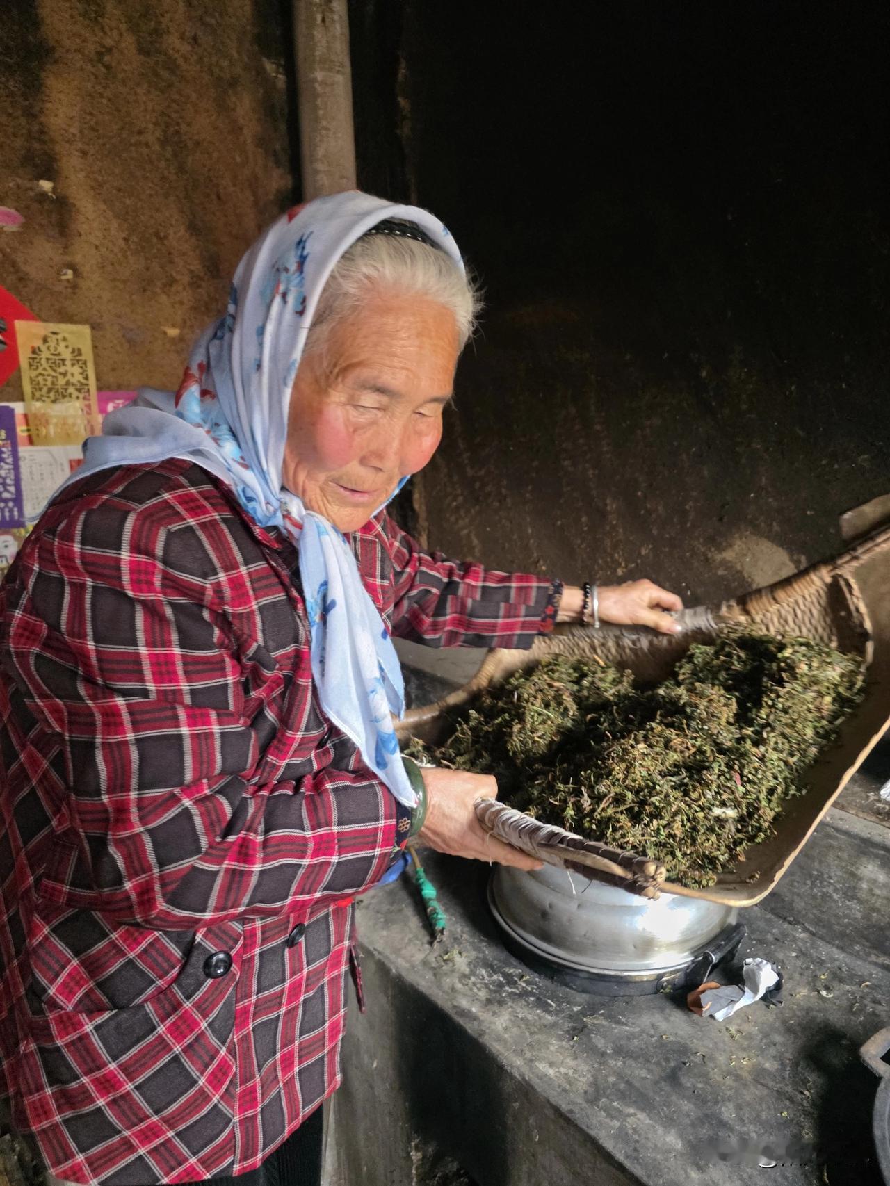 今天下午，奶奶和婶子给我炒了白蒿和苦菜茶……

感动得我热泪盈眶。今天下午3点钟