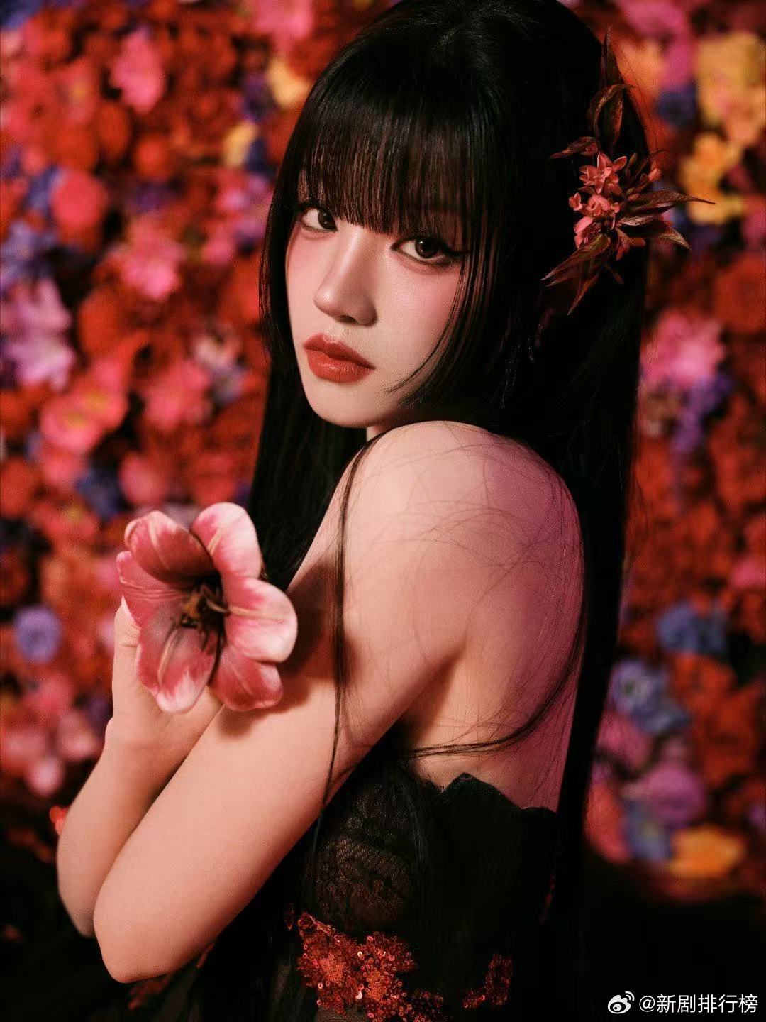 宋雨琦躺进花花世界里宋雨琦黑长直公主切 在黑长直公主切的加持下，宋雨琦真的像是进
