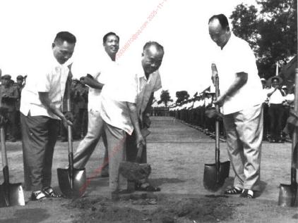 1965年7月，朱德同彭真等参加北京地下铁道破土动工典礼。