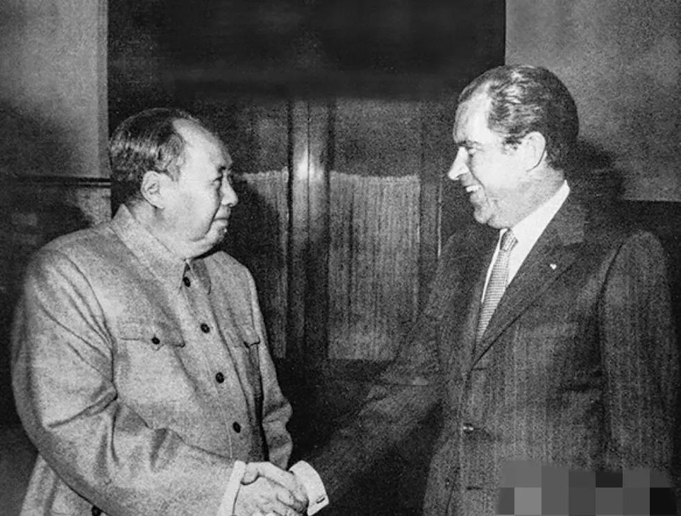 毛主席总能透过现象看本质，他说:“中美关系改善，不是美帝国主义放下屠刀立地成佛了