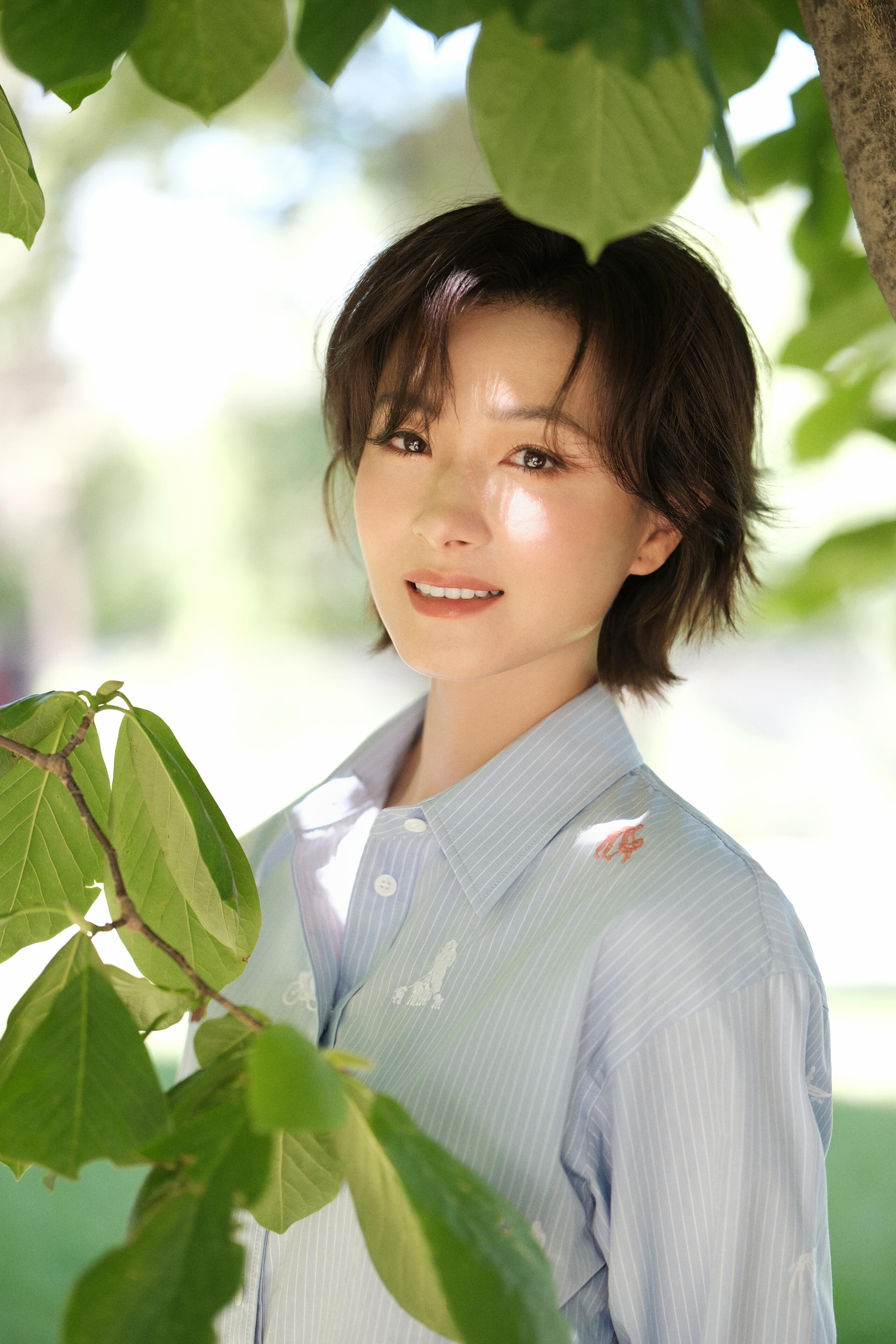万茜戴墨镜又美又飒万茜短发高智感 墨镜加持气场翻倍，清爽短发尽显高智氛围感万茜一