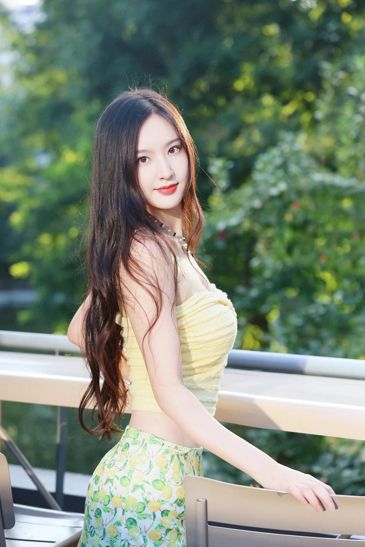 上联：黄衫亮眼，吊带轻装添活力
下联：绿景怡人，碎花短裙漾青春
对联 对对联飞花