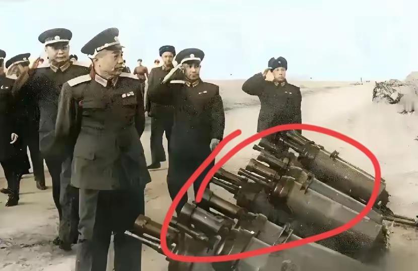 刷到这张历史老照片好奇了！大神们帮看看，这是什么武器啊？是大炮吗？