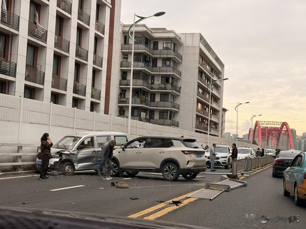 网友爆料:今（23）日，
9时20许，嘉陵江四桥大西街上桥处发生一起交通事故。