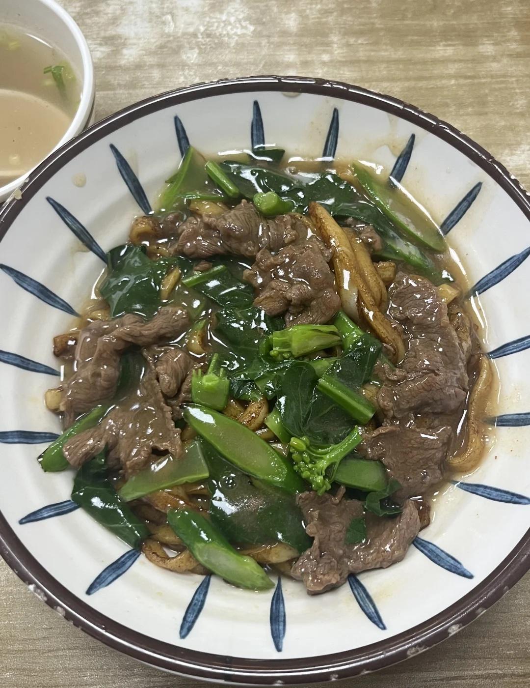 龙洞平价小店2️⃣
1️⃣ 牛五潮汕鲜牛肉粿条的湿炒牛肉粿条，15元，牛肉是现切