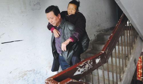 “养这样的儿子才是儿子！”老人去医院病，走廊凳子没有空位，儿子二话不说，用背给老