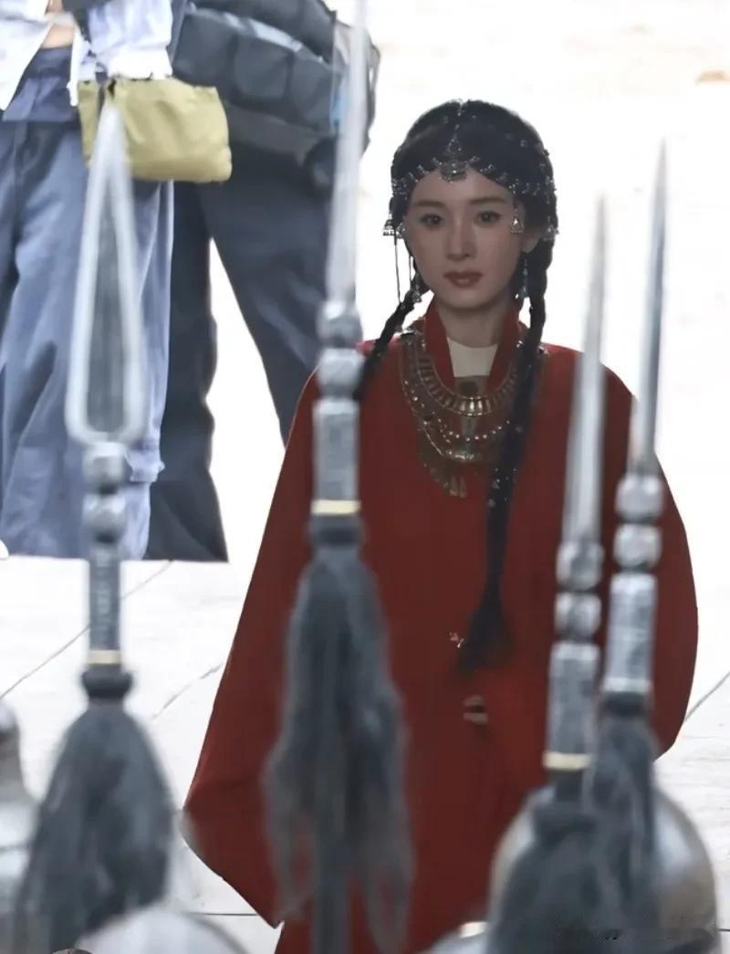 杨幂的北燕公主造型还是蛮出圈的，有股霸气，劲劲的带几分倔强。40岁的杨幂说实话还