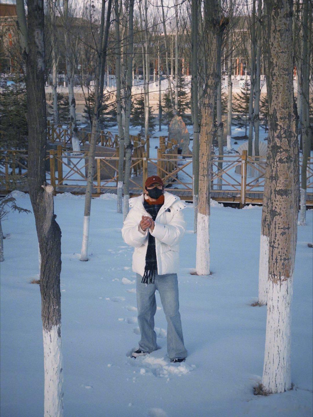 李昀锐雪景明信片 李昀锐就是报备型男友吧，今天刚到青海，就拍了十八宫格雪景照，还