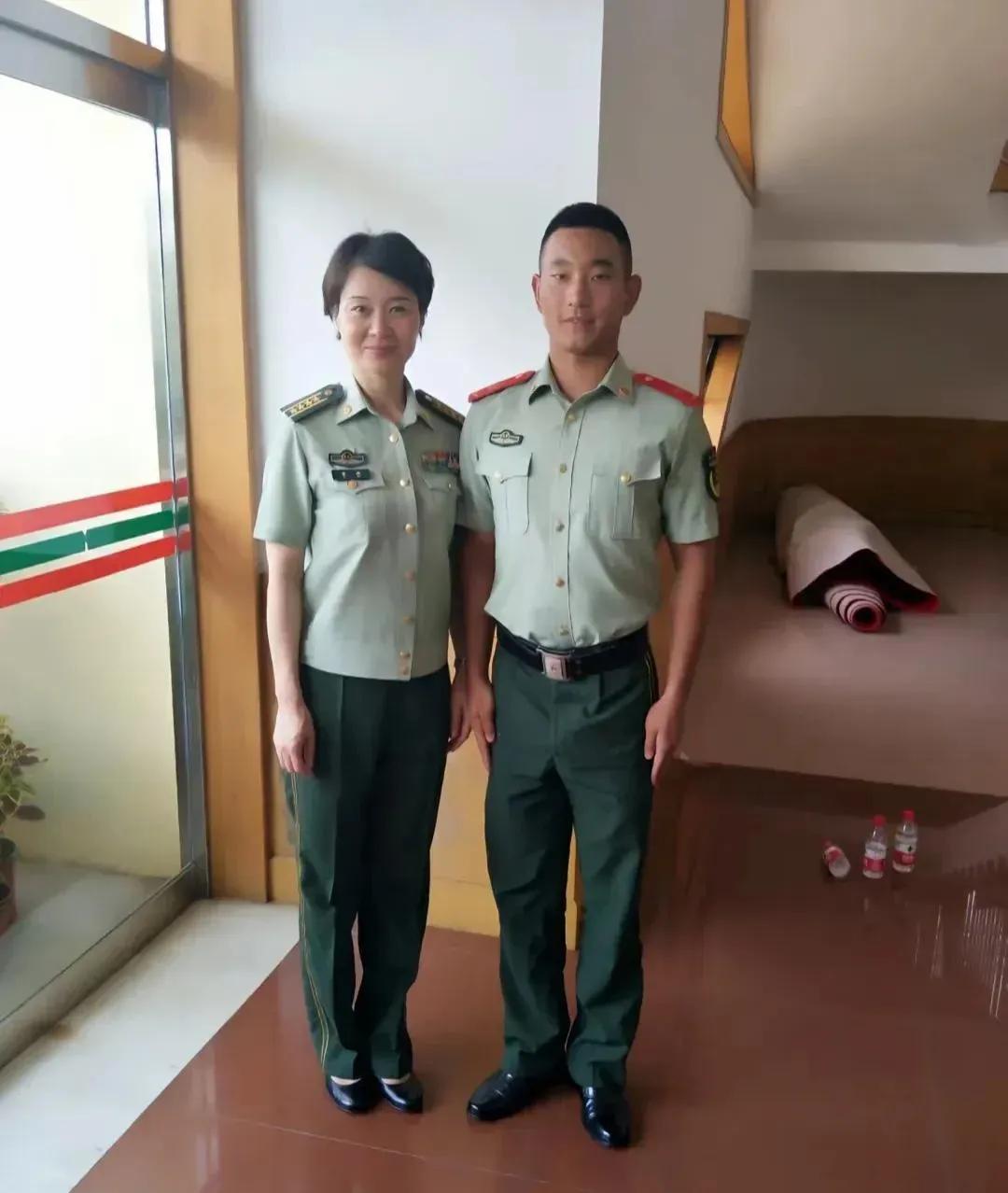 这两位军人，一个红色的肩章一个绿色的肩章有什么区别吗？绿色的等级高，还是红色等级