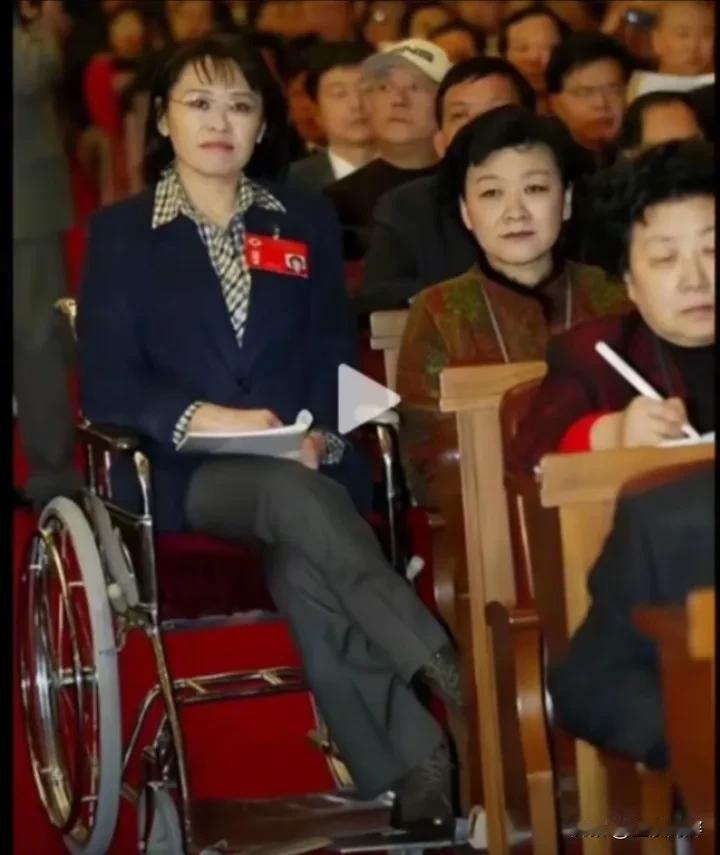 我就想问一下，高位截瘫还能跷二郎腿吗？
我以前崇拜的一个偶像，身残志坚，几十年前