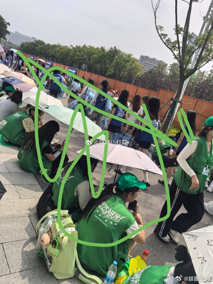 五个闸口都是张泽禹粉丝 收官日线下实力尽显，中午场馆的五个闸口被宝丝占据，到处都