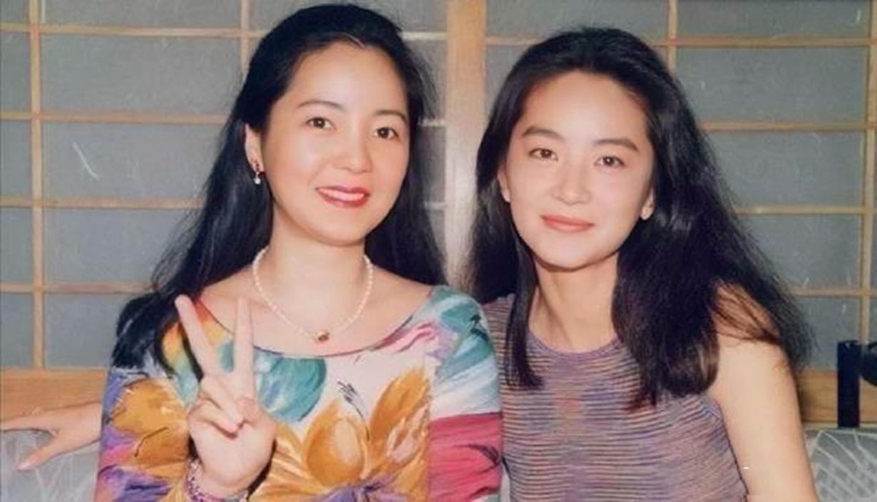 她在合影中比剪刀手的次数应该是丘吉尔的好几倍，可惜她的寿命还不到丘吉尔的一半！英