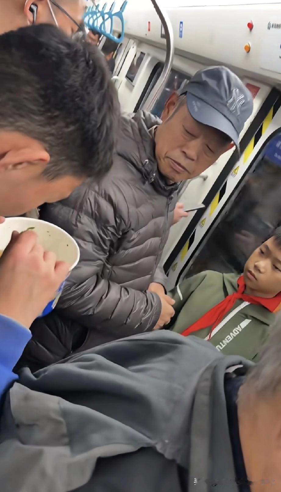 三号线这桶泡面，把小孩哥钓成翘嘴鱼了！
 
刚刷到山东地铁3号线的视频，给我看乐