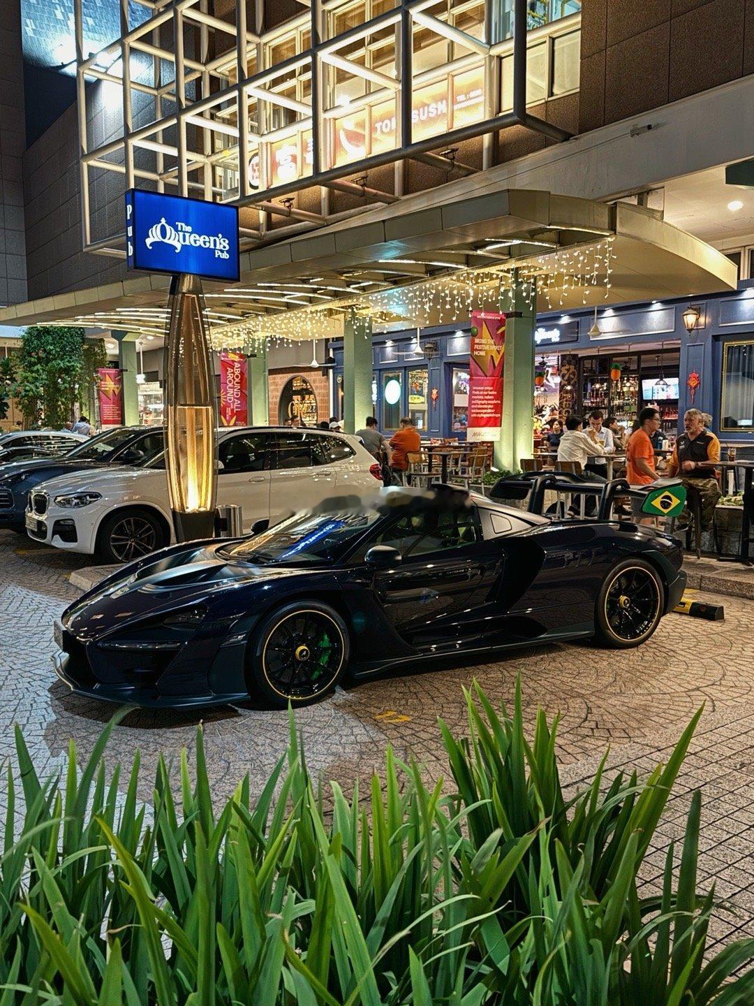 又到了最近遇到的一些车系列时间, 一台蓝碳和绿碳结合的巴西国旗配色Senna  