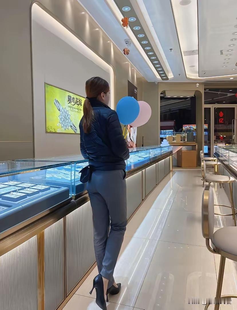 对联
上联：[作揖][作揖][作揖]；
下联：售货员。