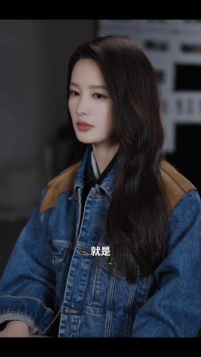 李沁五月时装封面光影交织，温柔有力量💫李沁四登《时装》，以从容姿态演绎温度内核