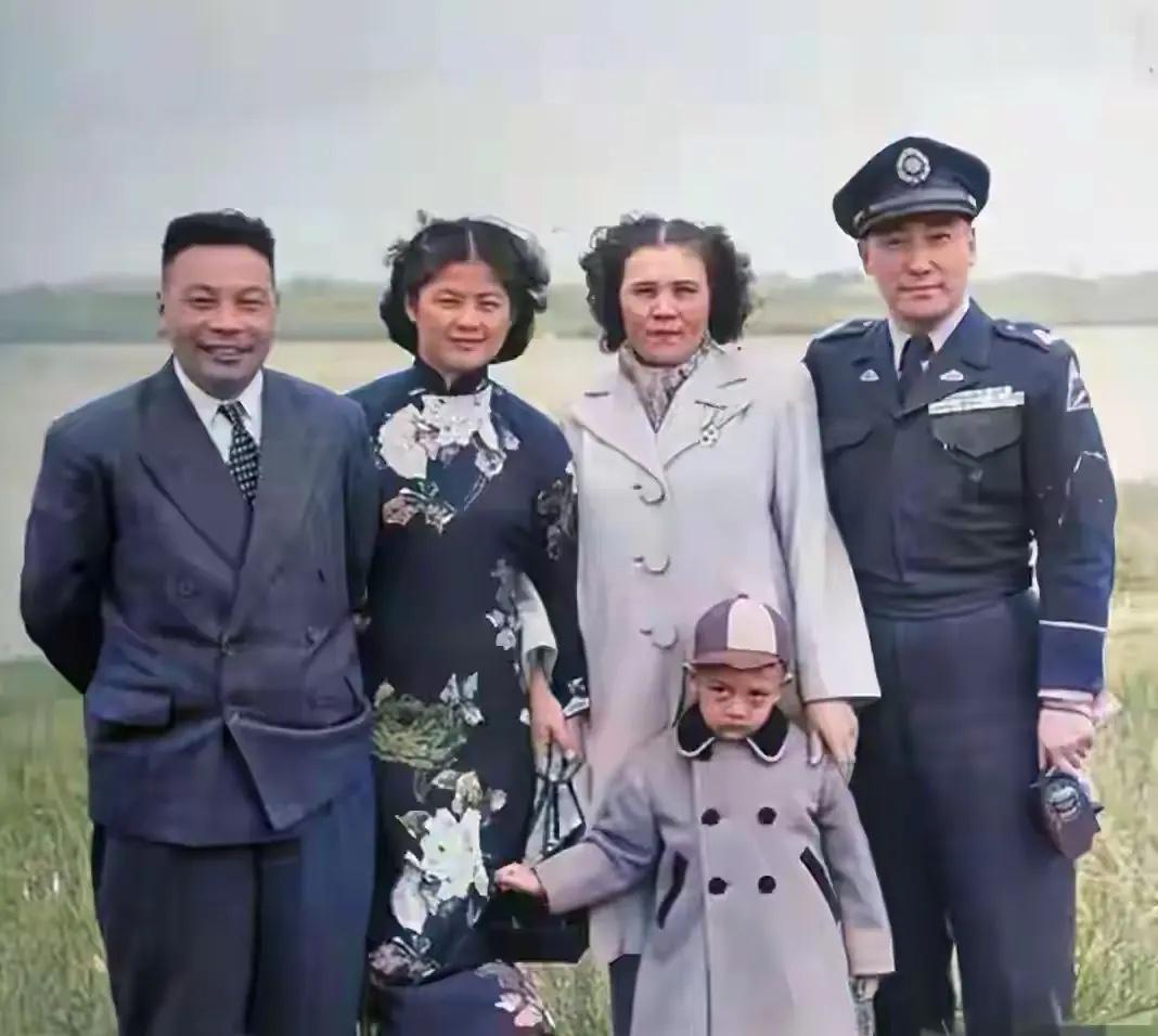 1950年，蒋经国带着夫人蒋方良、年幼的次子蒋孝武和蒋纬国、石静宜夫妇出游时的合