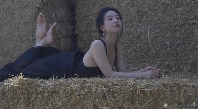 李梦那绝妙性张力，慵懒妩媚令人着迷。若她来演《白鹿原》，凭这股劲儿，丝毫不输张雨