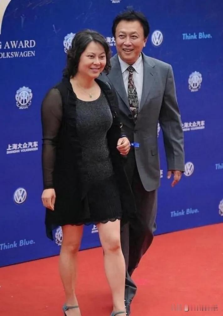 这是演员壮丽icon的老公，是一位杰出的演员，休闲西服，不得不说，真帅，两人面带