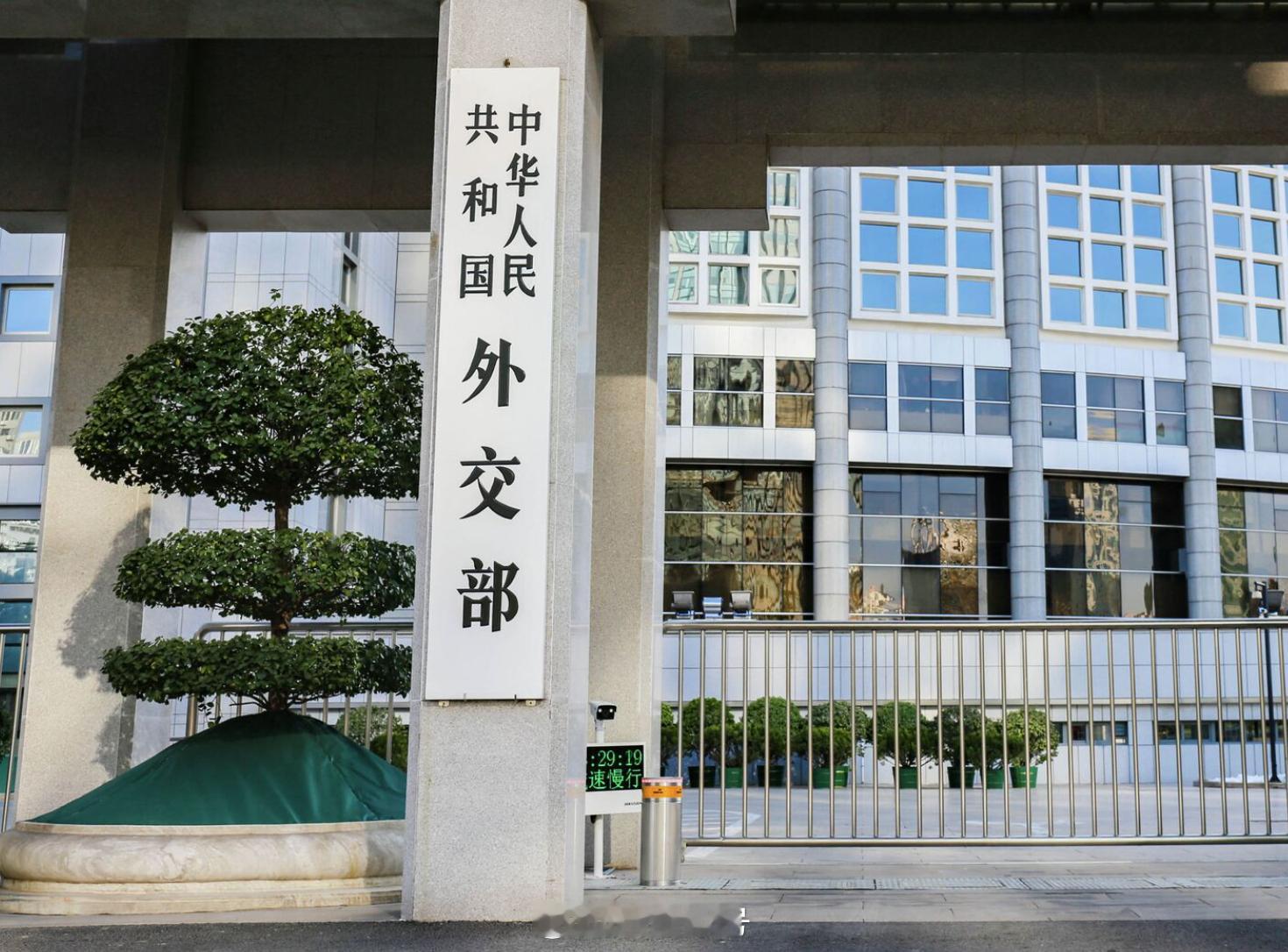 【外交部：美国单方面歪曲解读撼动不了国际社会坚持一个中国原则的格局】9月17日，
