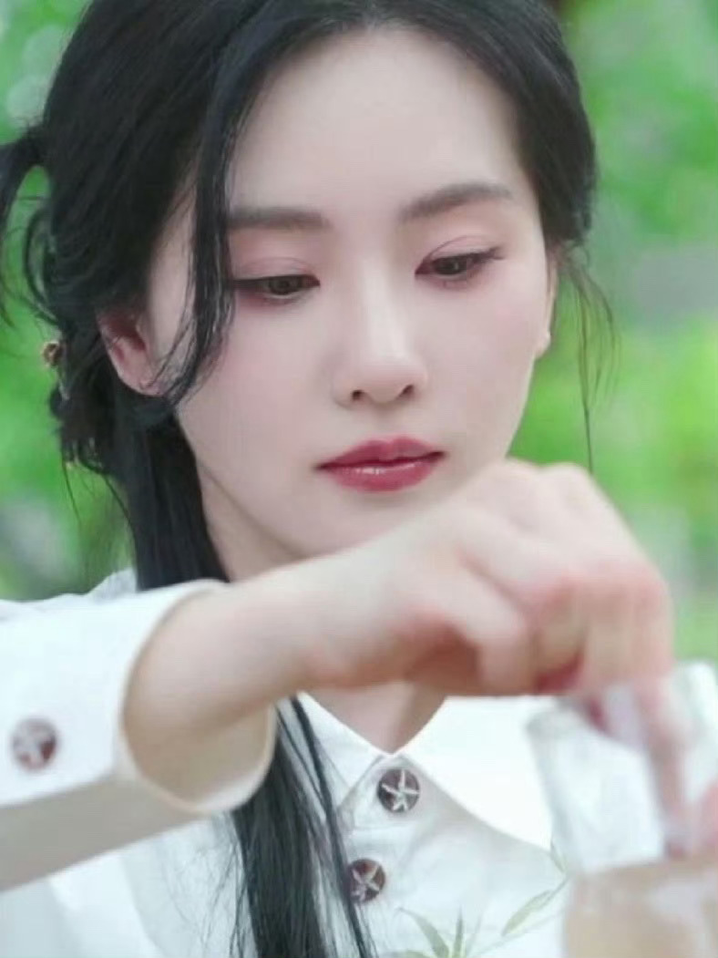 刘诗诗好适合田园生活仙女如诗，去有花的地方[比耶]今晚🌸开中国👀起来～～～ 